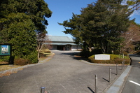 Medium_01　駐車場から建物まで